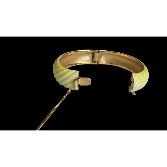 TRIFARI CANARY YELLOW ENAMEL HINGED BANGLE BRACELET 1960s Vintage 7" EUC RARE - Picture 7 of 16